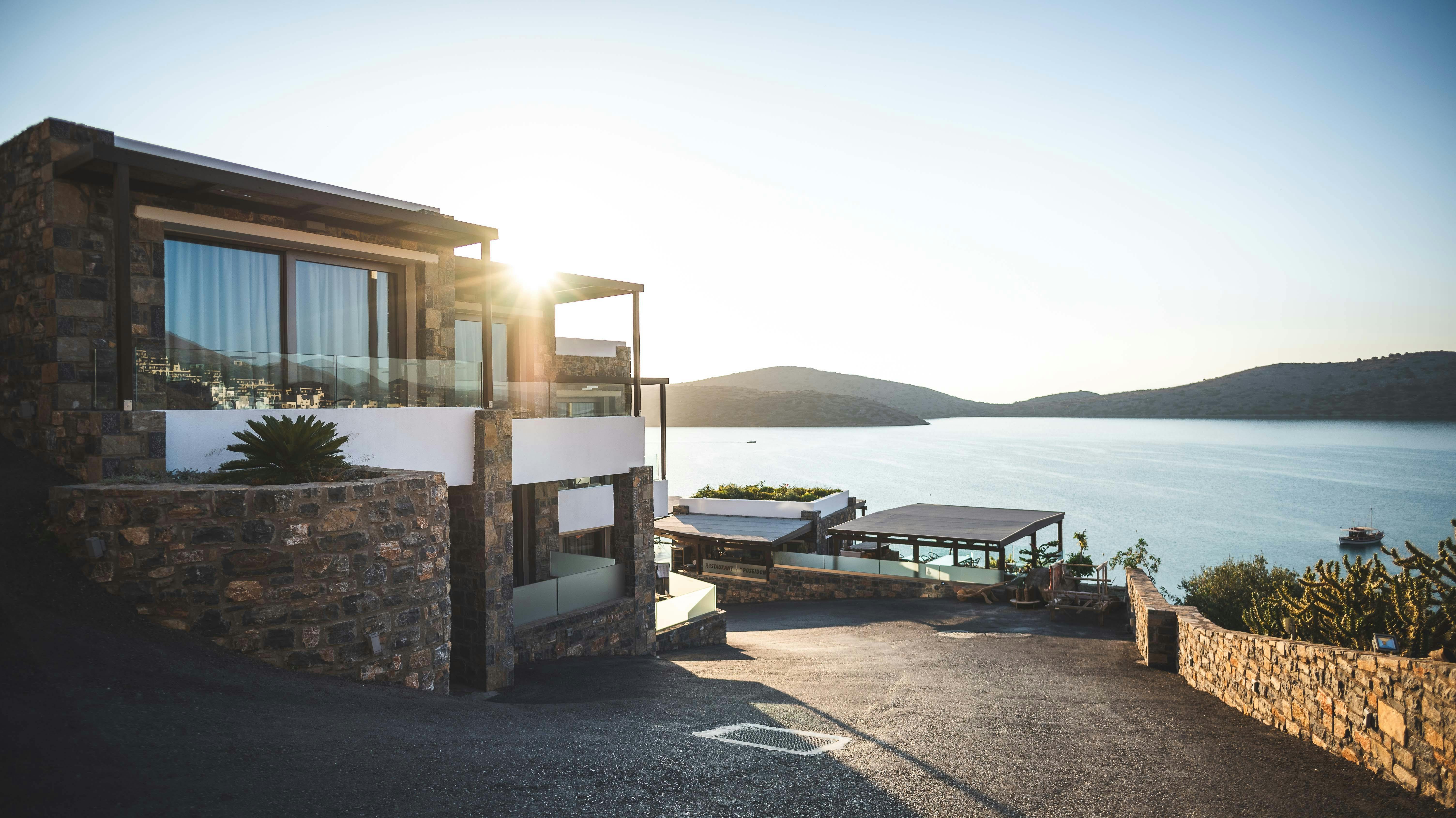 Open view house with scenic surroundings and wide glass windows
